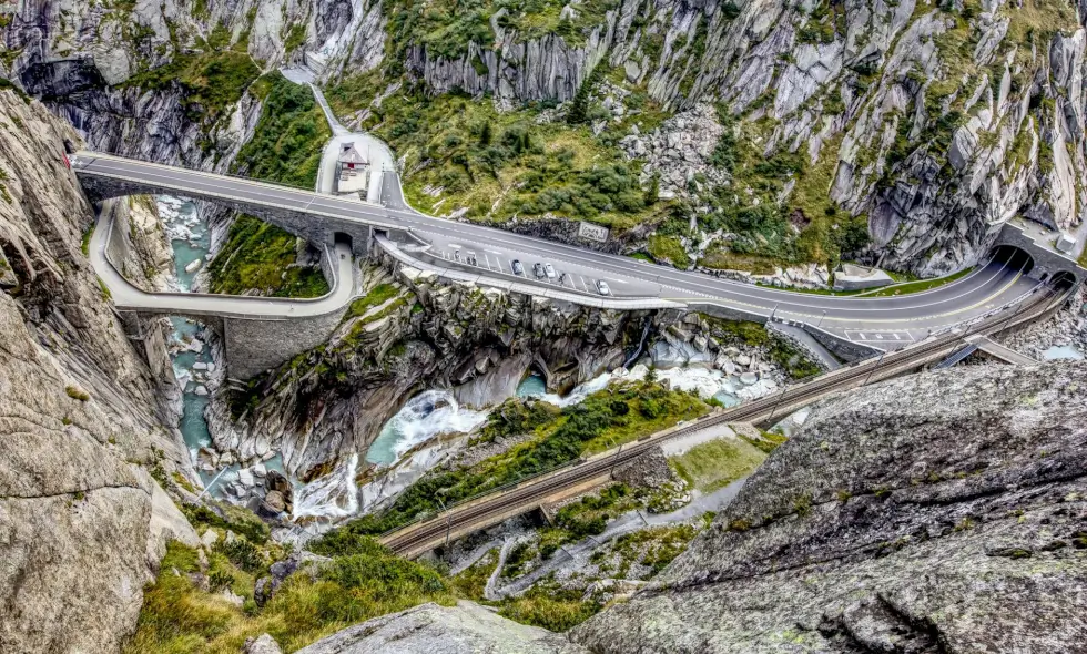 Le système des autoroutes suisses et la vignette 2025 Le système des autoroutes suisses et la vignette 2025